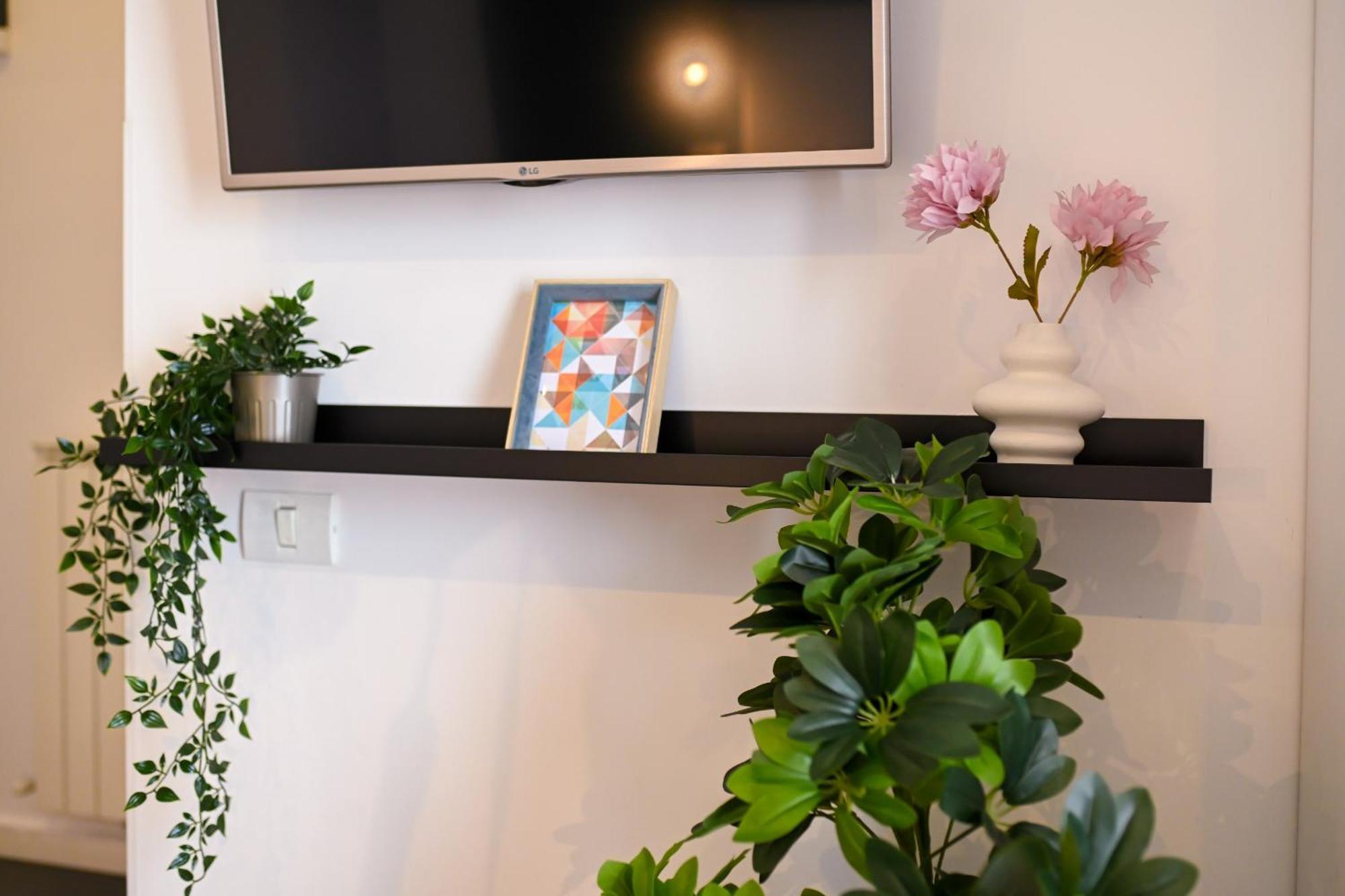 Urban Elegance - Stylish Central Accommodation Бухарест Номер фото