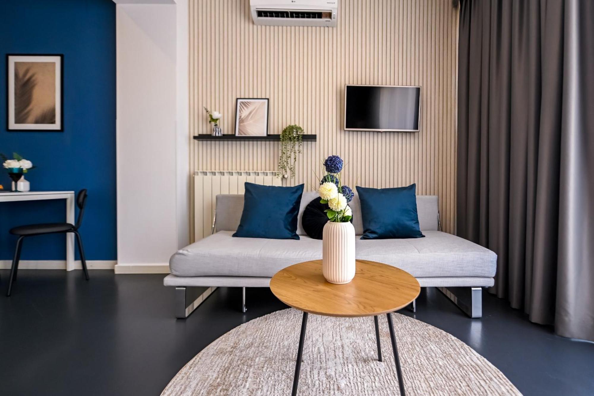 Urban Elegance - Stylish Central Accommodation Бухарест Номер фото