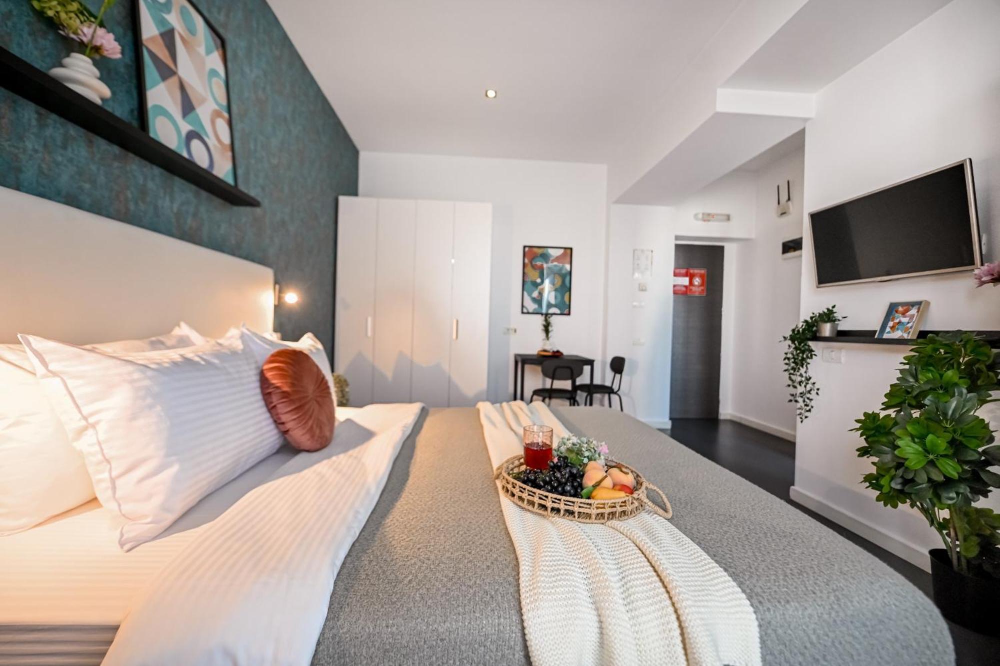 Urban Elegance - Stylish Central Accommodation Бухарест Номер фото