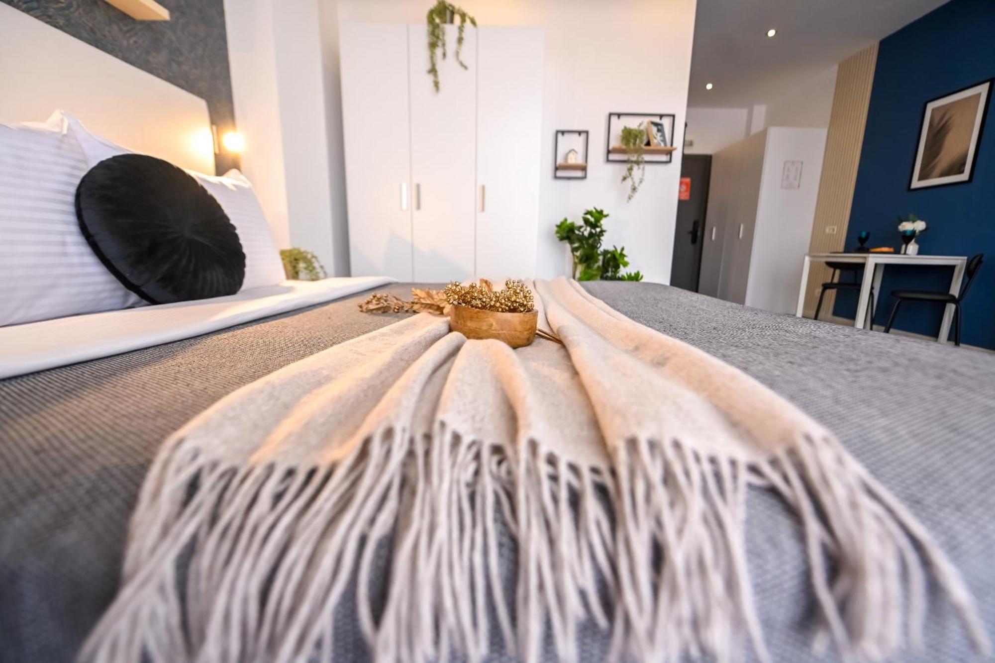 Urban Elegance - Stylish Central Accommodation Бухарест Номер фото