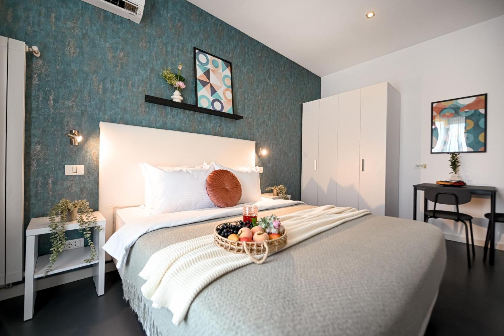 Urban Elegance - Stylish Central Accommodation Бухарест Номер фото